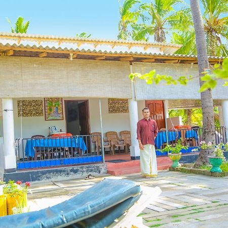 Hotel Oceanic White House Nilaveli Exterior foto