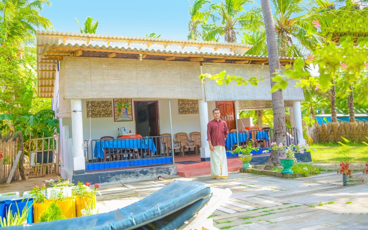 Hotel Oceanic White House Nilaveli Exterior foto