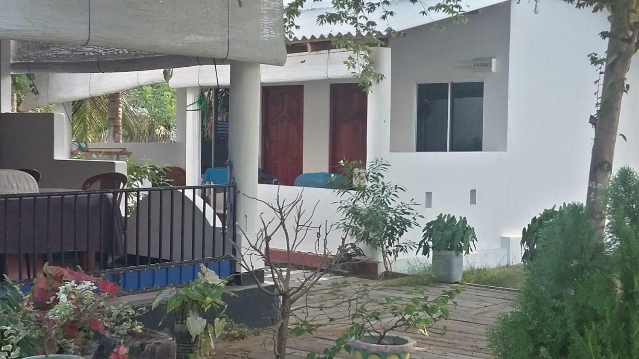 Hotel Oceanic White House Nilaveli Exterior foto