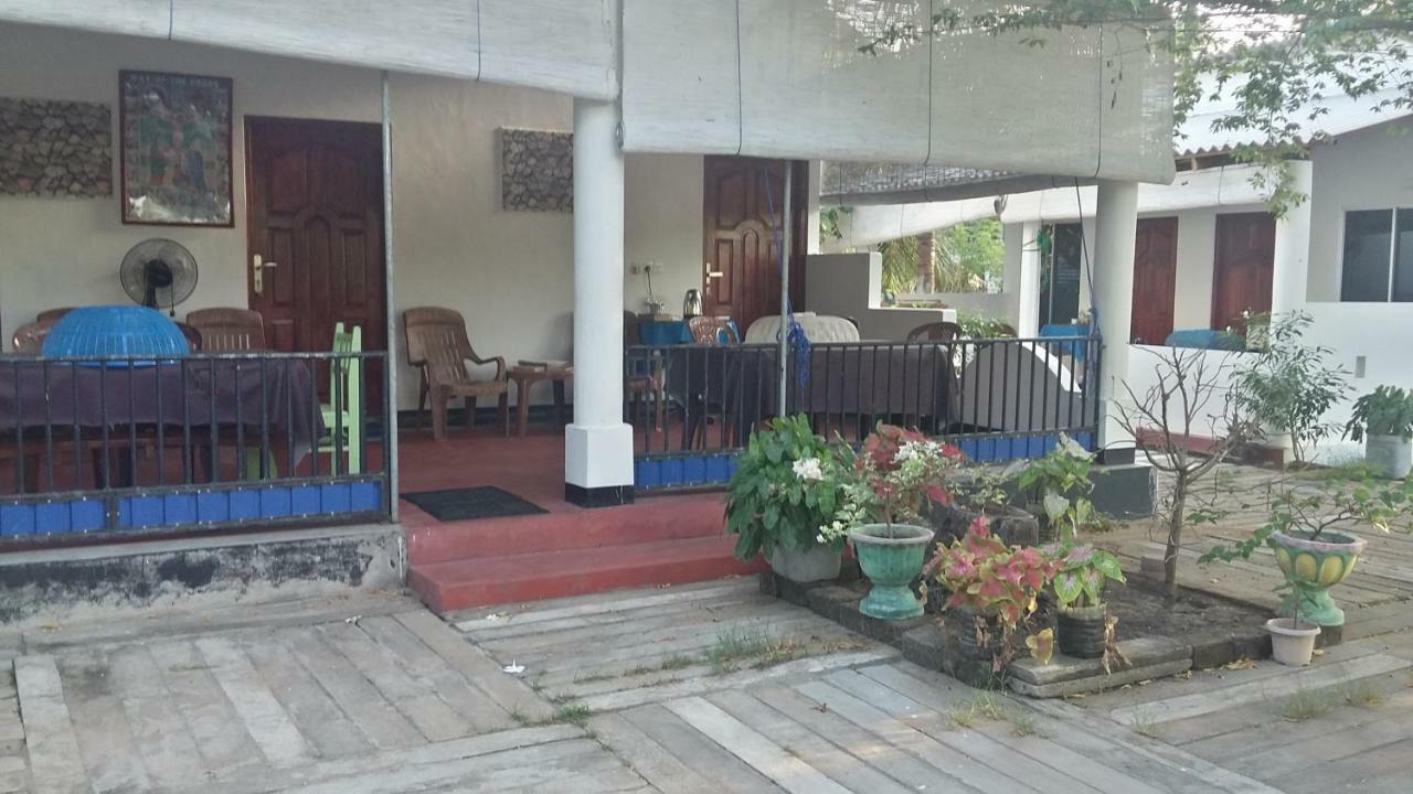 Hotel Oceanic White House Nilaveli Exterior foto